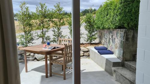 Balkoni atau teres di Kowhai Apartment - private opposite golf course central Wanaka