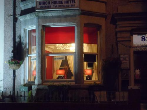 um edifício com uma janela com um sinal em Birchhouse em Blackpool
