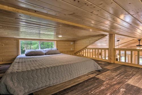 Tempat tidur dalam kamar di Quaint Mtn Cabin Tiny Living Near Big Adventure