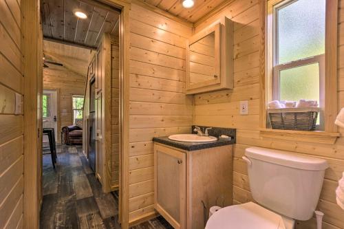 Afbeelding uit fotogalerij van Quaint Mtn Cabin Tiny Living Near Big Adventure in Brevard