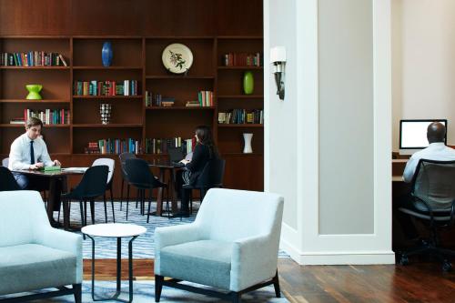 um grupo de pessoas sentadas numa mesa numa biblioteca em Club Quarters Hotel Rittenhouse Square, Philadelphia em Filadélfia