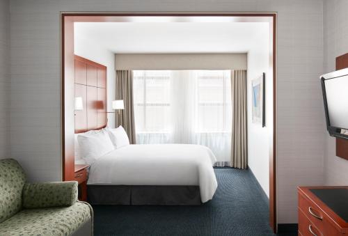 um quarto de hotel com uma cama e uma janela em Club Quarters Hotel Central Loop, Chicago em Chicago