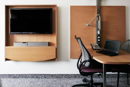 Club Quarters Hotel Covent Garden Holborn, Londonにあるテレビまたはエンターテインメントセンター