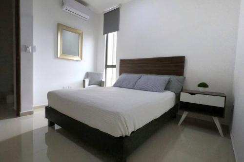 Een bed of bedden in een kamer bij Casa Verano - 2 Hab 4 Baños Jacuzzi Rooftop A/C