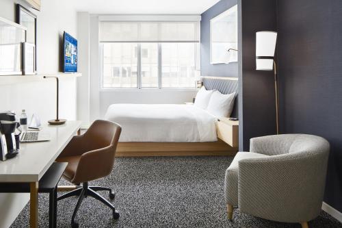 Cette chambre comprend un lit, un bureau et une chaise. dans l'établissement Club Quarters Hotel White House, Washington DC, à Washington