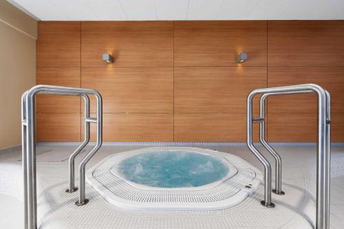 a jacuzzi tub in a bathroom with two handles at Horský apartmán U Lesa Říčky in Říčky