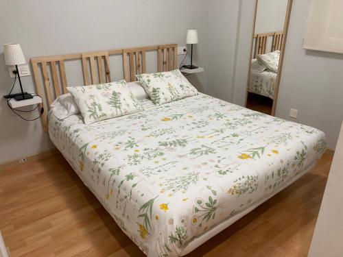 サラマンカにあるAmazing Studio Sito 4 Parking Gratisのベッド(白い毛布、枕付)