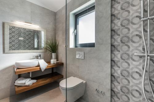 Ένα μπάνιο στο Spacious New design Villa Vitis Vitae, private pool ,1400m2 garden , Central Istria