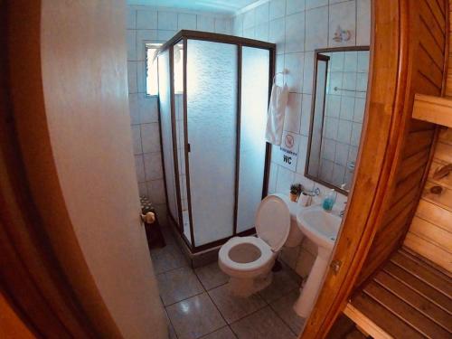 La salle de bains est pourvue d'une douche, de toilettes et d'un lavabo. dans l'établissement CABAÑAS AIRES DE MAROMILLAS, à Constitución