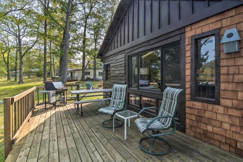 Fotografie z fotogalerie ubytování Lake Livin Cozy Cabin with Dock, Bar, 2 Kayaks v destinaci Canada Creek Ranch