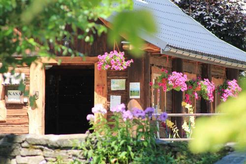 Taman di luar Farma Lama Dom Gościnny