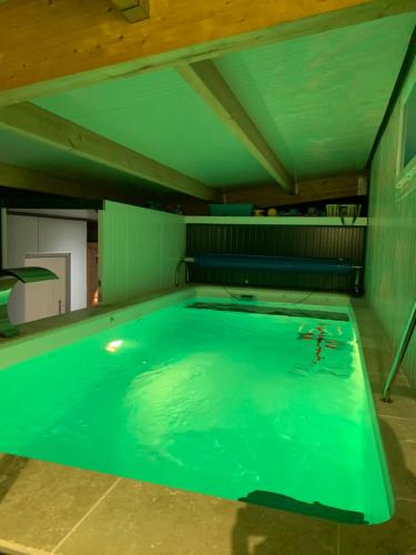 - une grande piscine dans une pièce dotée d'un plafond dans l'établissement Belle Villa 6 pers 2h espace bien-être privatisé inclus 80 m2 de détente garantie, à Équilly