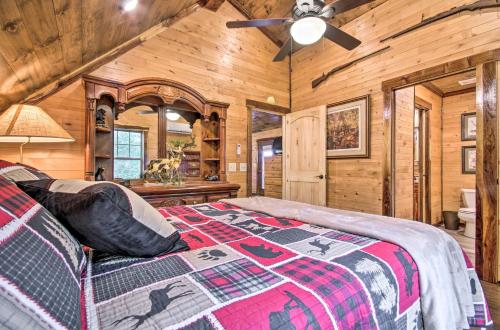 - une chambre avec un lit et un ventilateur de plafond dans l'établissement Secluded Log Cabin with Decks, Views and Lake Access, à Elizabeth