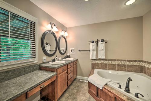 bagno con 2 lavandini, vasca e specchio di Lakefront Rest-Ashored Home with Private Dock! a Kuttawa