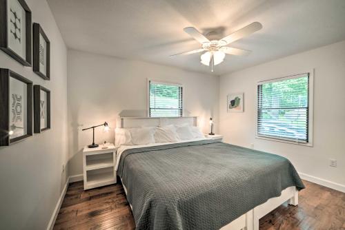 Легло или легла в стая в Lakefront Rest-Ashored Home with Private Dock!
