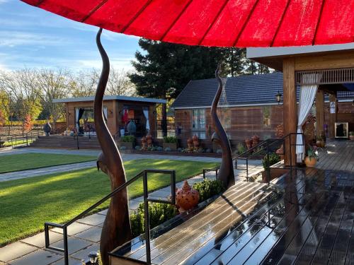 a red umbrella sitting on top of a wooden bench at Bann at Oak Knoll Napa in Napa