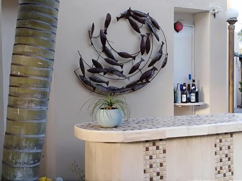 a large antlerreath hanging on a wall next to a table at Serenity Home Hospedaje con confort y seguridad in Mérida