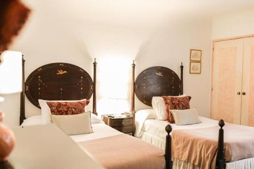 um quarto com 2 camas e uma janela em Quinta do Amauriz em Évora