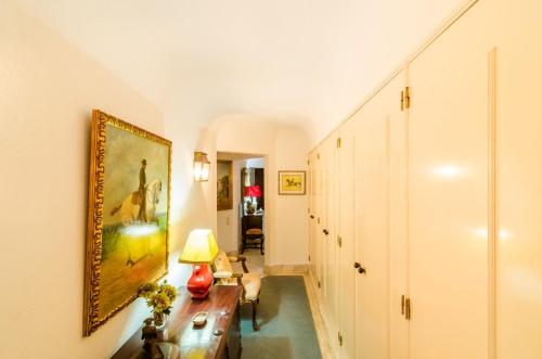 um corredor com uma sala de estar com uma mesa e um candeeiro em Quinta do Amauriz em Évora