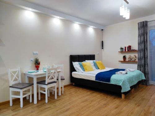 um quarto com uma cama, uma mesa e uma secretária em Apartamentylove - Apartament Kiliński em Lódź