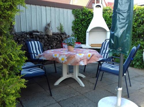 einen Terrassentisch mit Stühlen und eine Topfpflanze darauf in der Unterkunft Ferienwohnung, Monteurwohnung bis 6 Personen in Rottorf