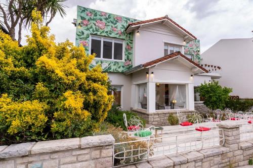 a white house with a colorful roof at Allegra Dalila Casa Hotel-Arte in Tandil