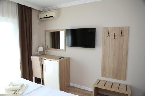 En TV eller et underholdningssystem på "HOLIDAY" apartments & rooms