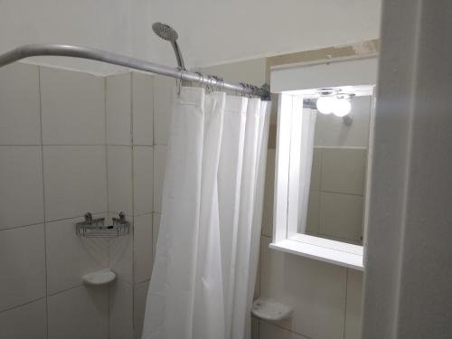 La salle de bains est pourvue d'un rideau de douche et d'une fenêtre. dans l'établissement DEPARTAMENTO CENTRICO FLORIDA AL 500, à Buenos Aires