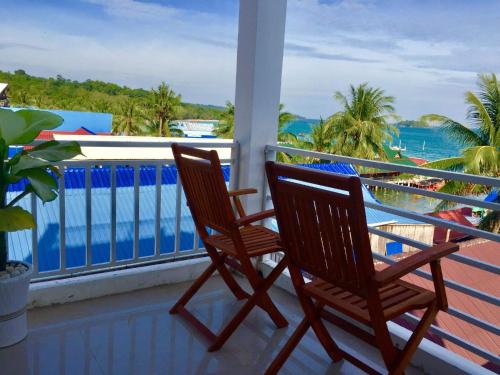 ロン島にあるApsara Koh Rong Guesthouseの海の景色を望むバルコニー(椅子2脚付)
