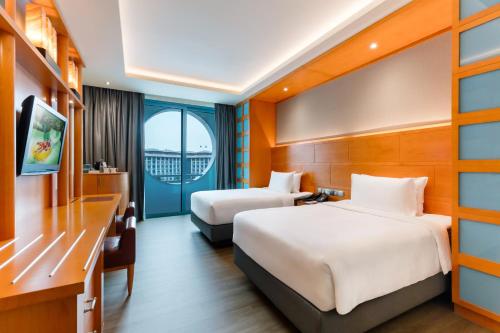 Tempat tidur dalam kamar di Resorts World Sentosa - Hotel Michael