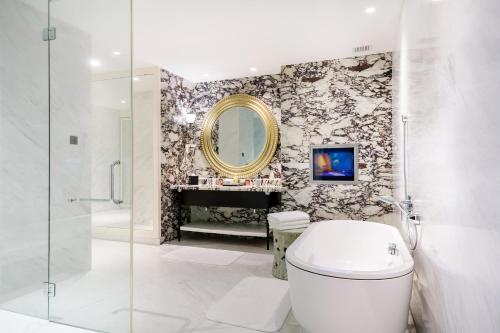 Et badeværelse på Resorts World Sentosa - Hotel Michael