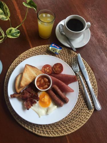 Pilihan sarapan tersedia untuk tetamu di SMAK's Hotel