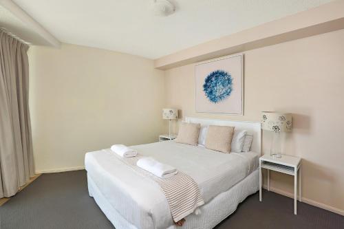 Cama o camas de una habitación en Grand Palais Boolarong Beachside Apartments