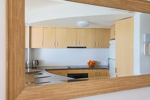 Una cocina o zona de cocina en Grand Palais Boolarong Beachside Apartments
