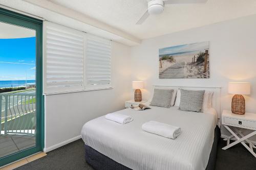 Cama o camas de una habitación en Grand Palais Boolarong Beachside Apartments