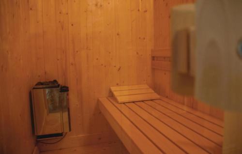 Camera in legno con letto e TV di Voc Huys a Enkhuizen
