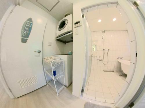 a bathroom with a shower and a toilet and a sink at "沖縄の美ら海をイメージしたコンセプトルーム&スマートハウス, 人気のリゾートタウン北谷で暮らすように過ごす, ゆったり64平米2LDK" Villa Blu Okinawa Chatan 2-1 ヴィラブルー沖縄北谷2-1 in Chatan