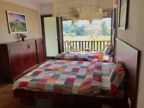 Giường trong phòng chung tại Ta Van Family Homestay