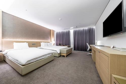 Кровать или кровати в номере City Hotel Wonju