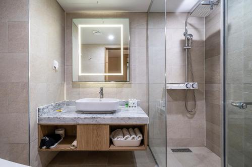 uma casa de banho com um lavatório e um chuveiro em City Hotel Wonju em Wonju