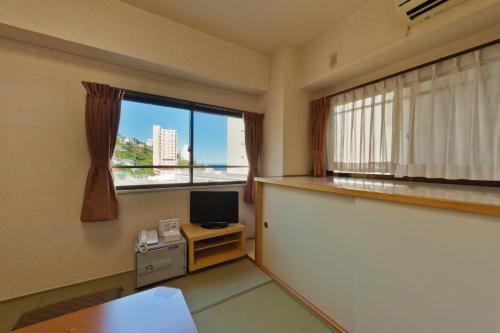 Una televisión o centro de entretenimiento en Grandview Atami Private Hot Spring Condominium Hotel