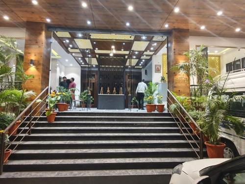 um conjunto de escadas que levam a um edifício com pessoas em Hotel Corbett Kingdom em Ramnagar