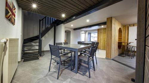 a dining room with a table and chairs at Domaine de l'Atelier in Soultzmatt