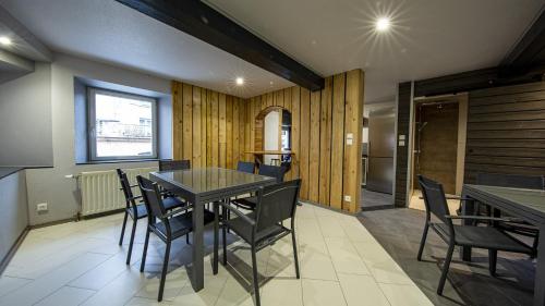 a dining room with a table and chairs at Domaine de l'Atelier in Soultzmatt