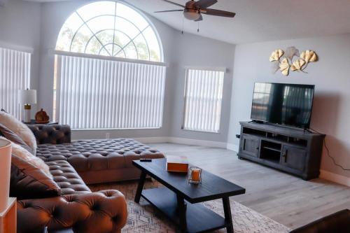 TV/trung tâm giải trí tại Grand Executive 3BR Apartment near Disney Parks