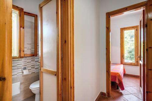 ウジェントにあるCasa Vacanze Turcheseのバスルーム(トイレ付)、窓のある部屋