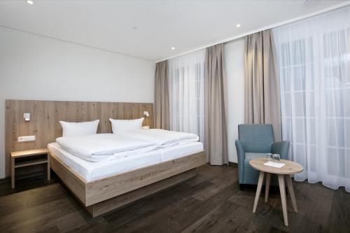 Ένα ή περισσότερα κρεβάτια σε δωμάτιο στο Hotel-Gasthaus Engel Luttingen