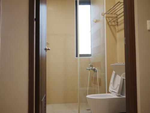 Un baño con ducha, inodoro y lavabo. en Zhong Xing Lohas Homestay, en Nantou City
