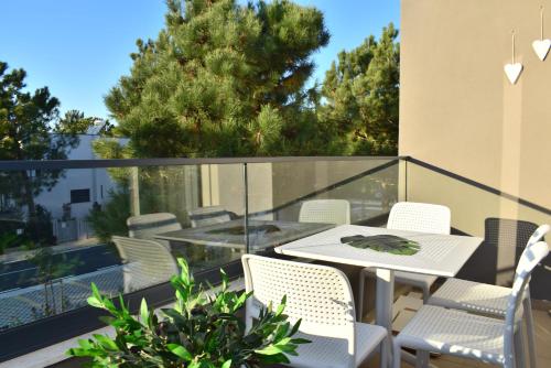 um pátio com uma mesa e cadeiras numa varanda em Wide Beach Apartment - 236 em Durrës
