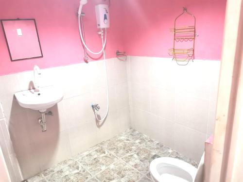 La salle de bains est pourvue de toilettes et d'un lavabo. dans l'établissement Ken's Inn, à Coron